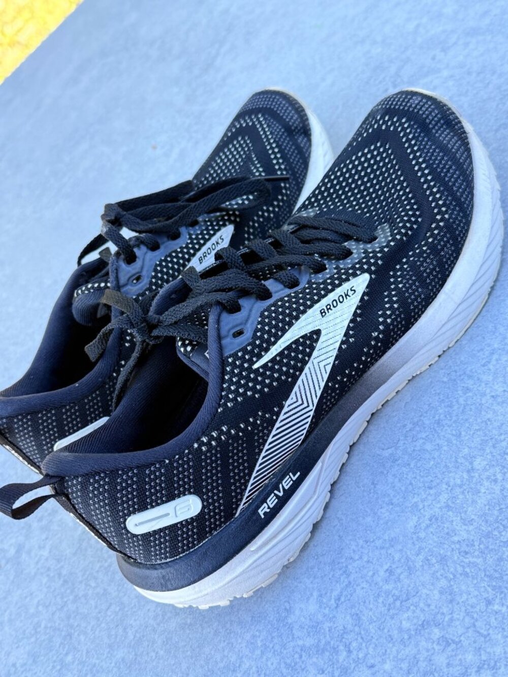 Brooks Revel 6 Womens 7.5 Black White Running Shoes Athleisure Sporty Chic 4485